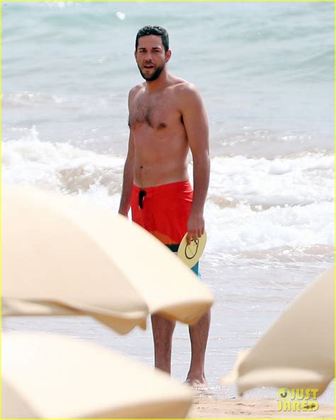 Zachary Levi Goes Shirtless For Hawaii Beach Vacation Photo 3134943