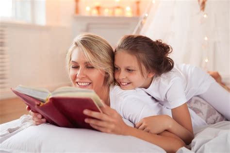 Scène De Famille Heureuse Mère Et Fille Dans Un Lit Photo Gratuite