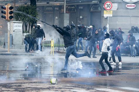 Sassi Molotov E Scontri Con I Black Bloc Guerriglia Urbana A Napoli