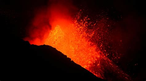 Live Volcano Eruption Continues On La Palma In Spain S Canary Islands