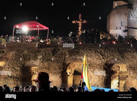 Papa Francesco Via Crucis Al Colosseo Immagini E Fotografie Stock Ad