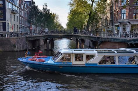 Holanda Amsterd Vista De Um Dos Muitos Canais E Uma Balsa Foto Premium