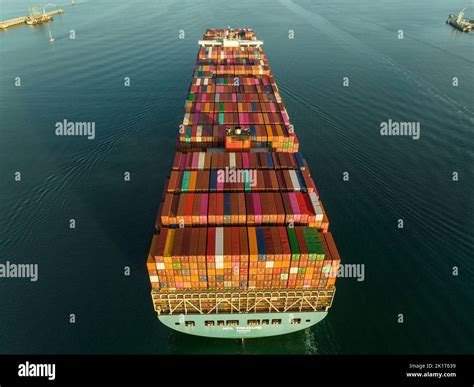 Luftdrohne Foto von riesigen Container Tanker Schiff mol Schatz trägt