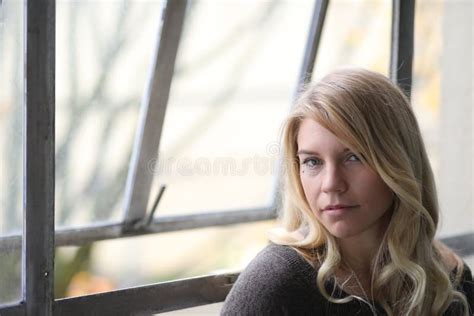 Tir Sexy D une Belle Femme Blonde Avec Des Yeux De Brown Photo stock Image du lumière