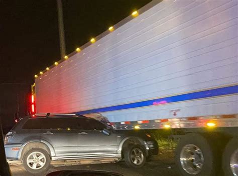 Camioneta Familiar Choca Contra Tr Iler Y Queda Debajo Del Remolque Al