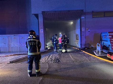 Hasta 25 Dotaciones De Bomberos Trabajan En La Extinción De Un Incendio En Una Nave De Villa De