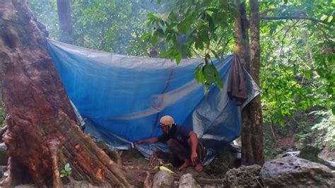 Solo Camping Hujan Deras Survival Dengan Membuat Shelter Sederhana Di