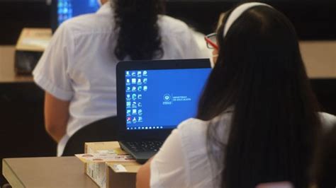 El Salvador A La Lentitud De Entregar Computadoras Se Suma La Falta