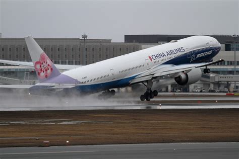 B777 Cal 雨のtakeoff 写真共有サイト「フォト蔵」