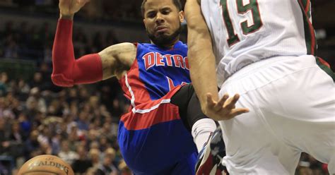 O.J. Mayo scores 20, hot-shooting Bucks beat Pistons 101-86