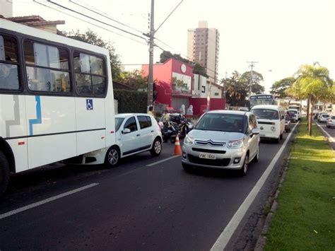 G Estudante Bate Na Traseira De Nibus E Deixa Tr Nsito Lento Em