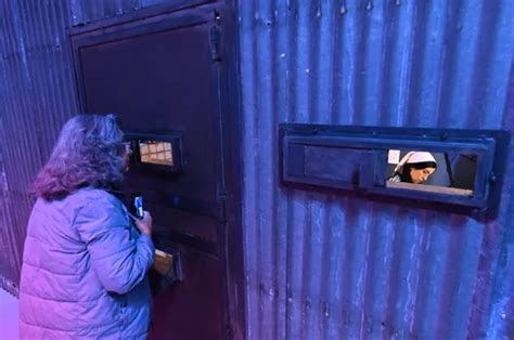 Lanico Ruske Skupine Pussy Riot V Los Angelesu Lahko Opazujejo Skozi Re Etke