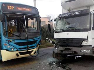 Acidente Entre Nibus E Caminh O Deixa Tr Nsito Lento E Seis Feridos