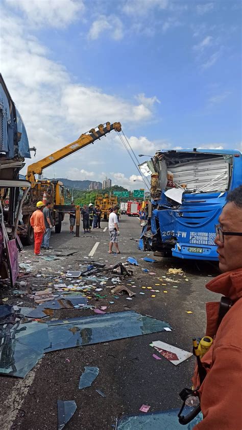 國道3號客運遊覽車連環追撞！女導遊傷重亡 18人受傷 Yahoo奇摩時尚美妝