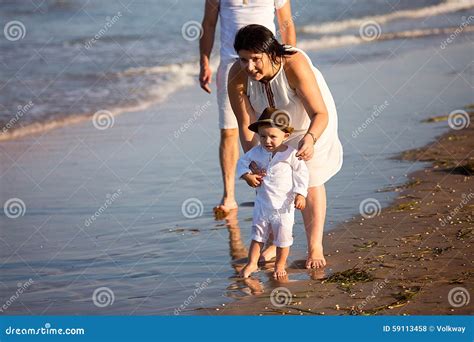 Famiglia Che Cammina Sulla Spiaggia Fotografia Stock Immagine Di