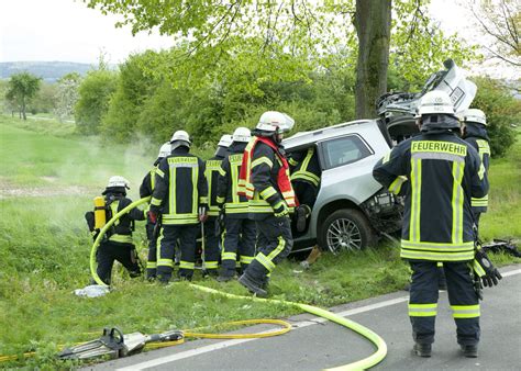 Riskantes Berholman Ver Verursachte Laut Polizei Den Baumunfall Auf