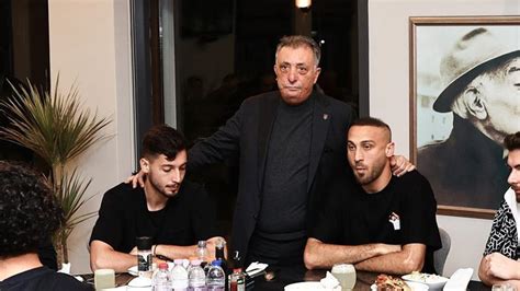 Beşiktaş Başkanı Ahmet Nur Çebi futbol takımıyla vedalaştı Beşiktaş