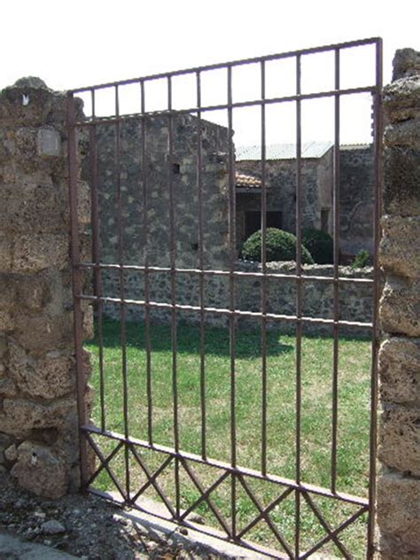 VI 2 31 Pompeii September 2005 Entrance Looking West Towards Small