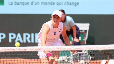 Top Ranked Iga Swiatek Beats Coco Gauff Again To Reach French Open Semis