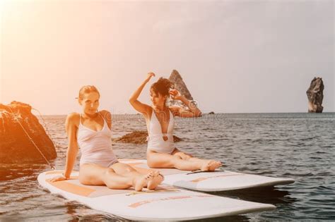 Yoga Sup Femenino Mujer Deportista Feliz Practicando Pilates De Yoga