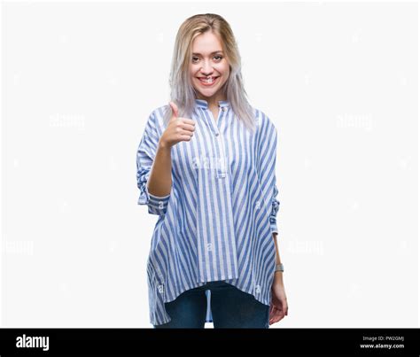Junge Blonde Frau Ber Isolierte Hintergrund Tun Gl Cklich Daumen Nach Oben Geste Mit Der Hand