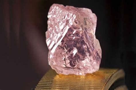 Descoberto em Angola o que pode ser o maior diamante rosa dos últimos