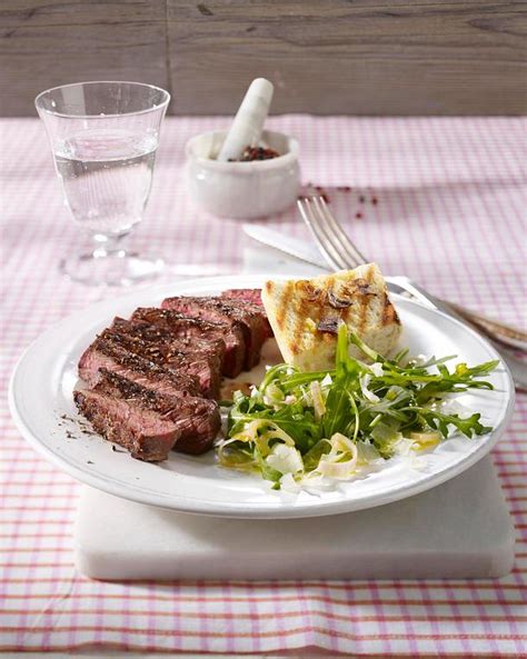 Gegrilltes Rumpsteak Auf Rucola Salat Mit Feinen Parmesansp Nen Und