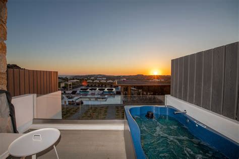 Suite With Hot Tub In Mykonos Bianco A Nero