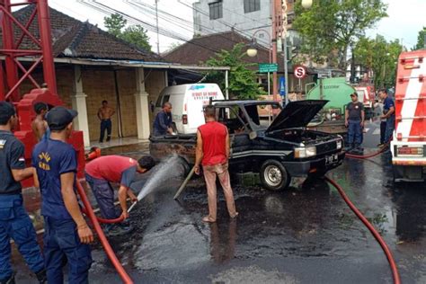 Mobil Pickup Terbakar Di Beng Dua Damkar Diterjunkan BALIPOST