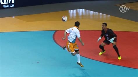 Falcão teaches Nenê his best Futsal tricks (Video) | 101 Great Goals