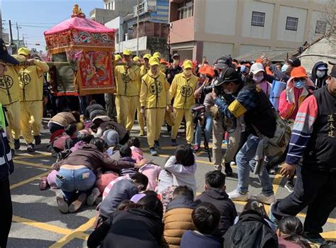 「粉紅超跑」白沙屯媽急行軍 為他們開特例鑽轎腳賜福 生活 中時