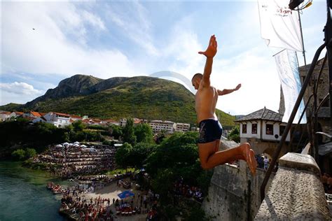 Mostar 454 Skokovi Sa Starog Mosta Anadolu Agency