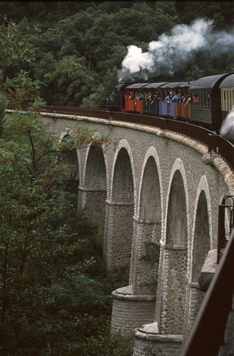 Photo gratuite locomotive à vapeur Viaduc de pont chemin de fer