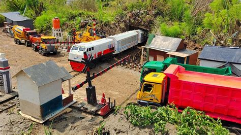 Woow Kereta Api Melewati Terowongan Panjang Mobiltruk Rc Ngantri