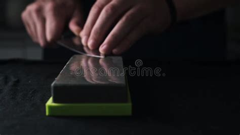 Manos Masculinas Afilando Cuchillo De Cocina Con Piedra Blanca Almacen