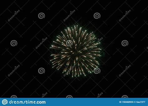 Fogos De Artif Cio Festivos No C U Escuro Imagem De Stock Imagem De