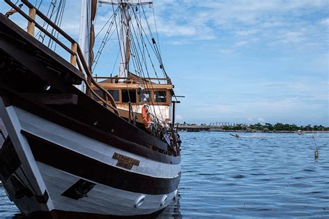 Lomba Balap Perahu Tradisional Katinting Di Pantai Losari