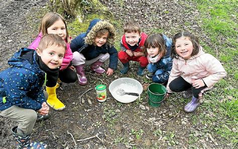 À Saint Thégonnec Loc Eguiner les enfants de laccueil de loisirs à la