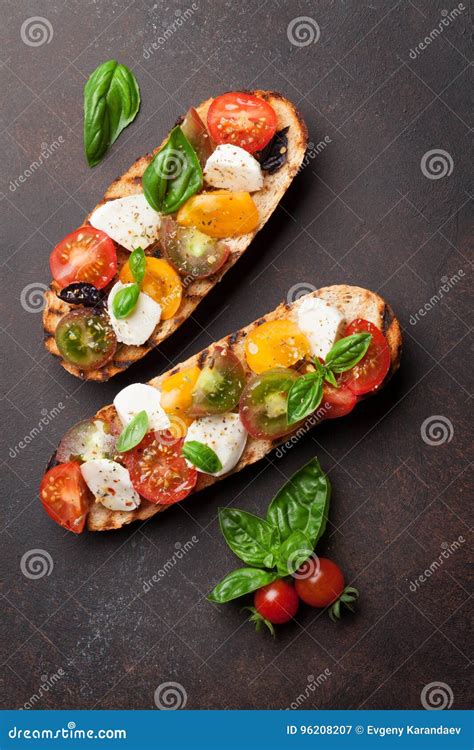 Bruschetta Mit Tomaten Mozzarella Und Basilikum Stockbild Bild Von