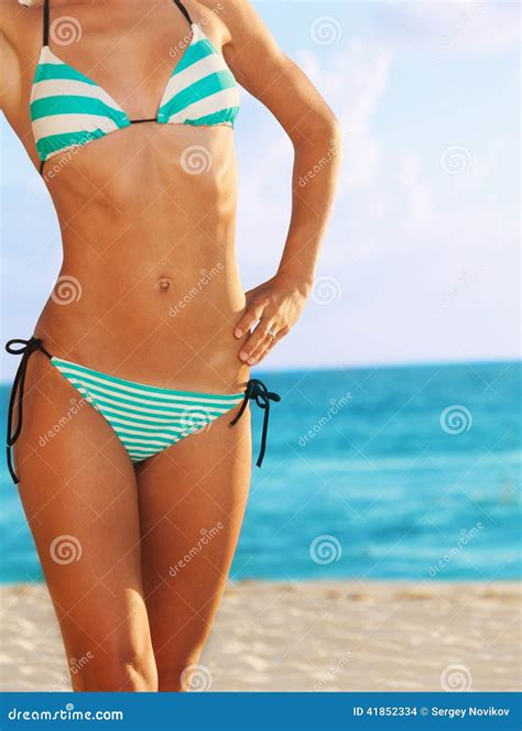 Primer Del Cuerpo De La Mujer En Bikini Foto De Archivo Imagen De Isla Sunlight 41852334