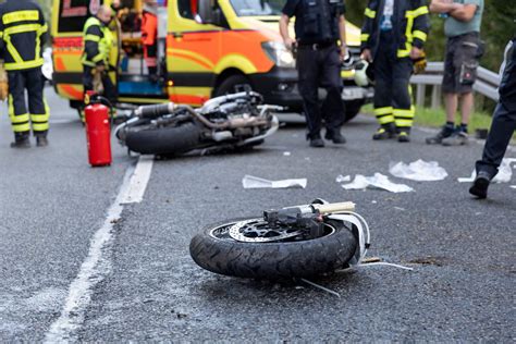 Th Ringen Biker Schwebt In Lebensgefahr Unfall Rei T Vorderrad Ab