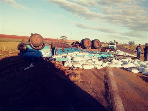 Caminh O Carregado De Areia Tomba Na Ms Rede Jota Fm