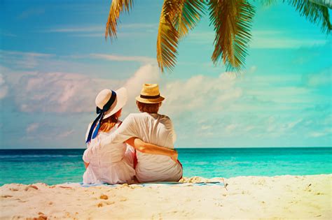 Pasangan Cinta Bahagia Di Pantai Tropis Foto Stok Unduh Gambar