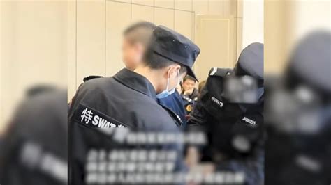 男子警示大会上被铐走全场震惊凤凰网视频凤凰网