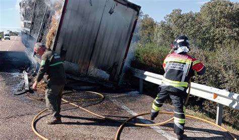 Arde un camión cargado de pacas de paja en la N 122 Zamora3punto0