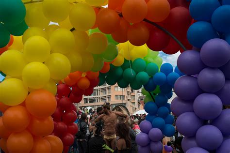 LA FIESTA GAY SE TOMO EL CENTRO DE QUITO Chakana News