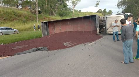 Carreta carregada de minério tomba e fecha a BR 040 em Carandaí