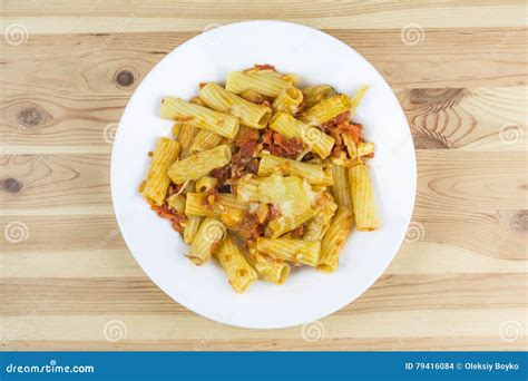 Pastas Con Queso Y Salsa En Placa Foto De Archivo Imagen De Revuelto