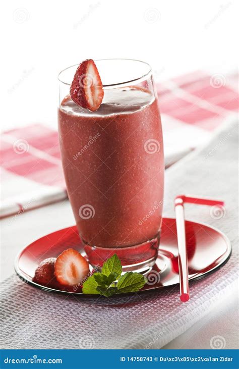 Aardbei Smoothie Stock Afbeelding Image Of Glas Sappig 14758743