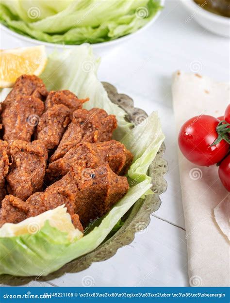 Cig Turco Kofte De La Comida Con El Lim N La Lechuga Y El Perejil En